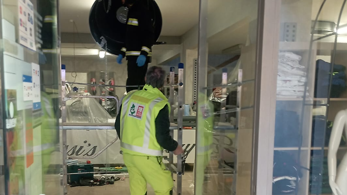 Incidente sul lavoro a Tavernelle, ferito un 50enne caduto da due metri di altezza: le condizioni