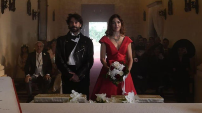 Sposa in rosso stasera in tv mercoledì 5 febbraio su Rai 1: trama e cast della commedia romantica all’italiana con Sarah Felberbaum