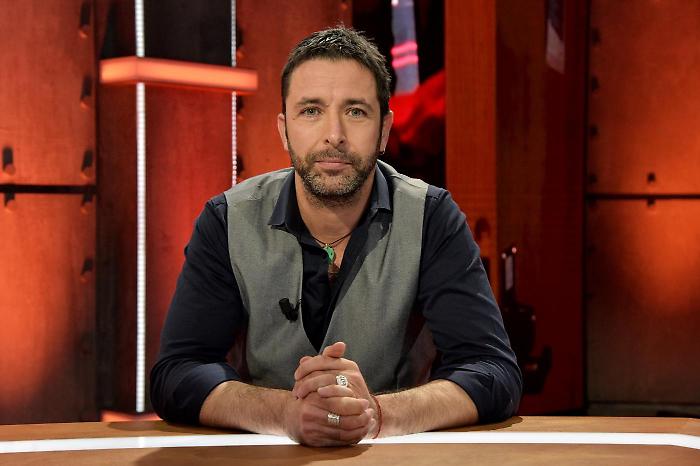 Pablo Trincia ospite a MasterChef per una Mistery Box crime, chi è: gli inizi, la moglie/collega Debora Campanella e la posizione su Gaza