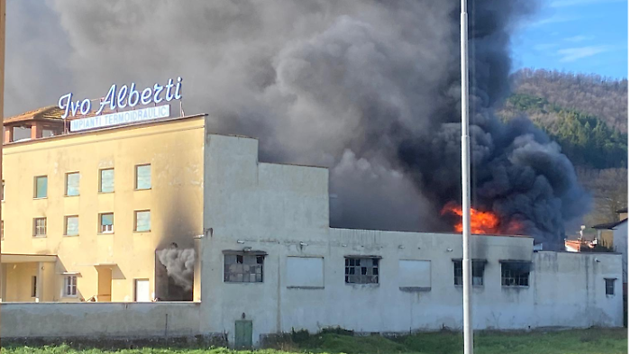 Città di Castello, a fuoco l'azienda di Ivo Alberti a Lerchi: sul posto sono arrivati i pompieri