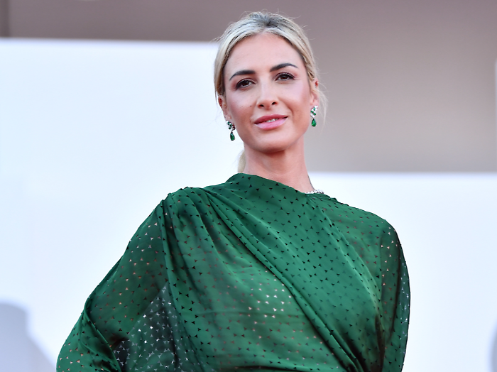 Chi è Ema Stockholma, ospite alla finale di Dalla strada al Palco: infanzia, carriera e curiosità sulla conduttrice di Radio 2