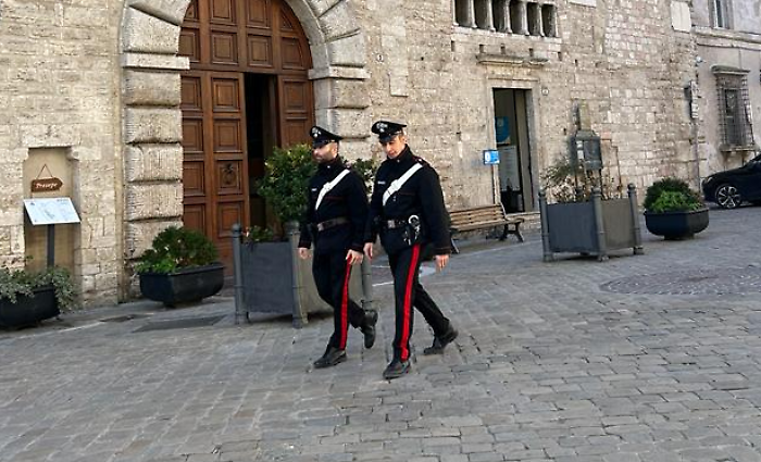 Narni, continua a tempestare di telefonate la moglie nonostante il divieto di avvicinamento: arrestato marito molesto
