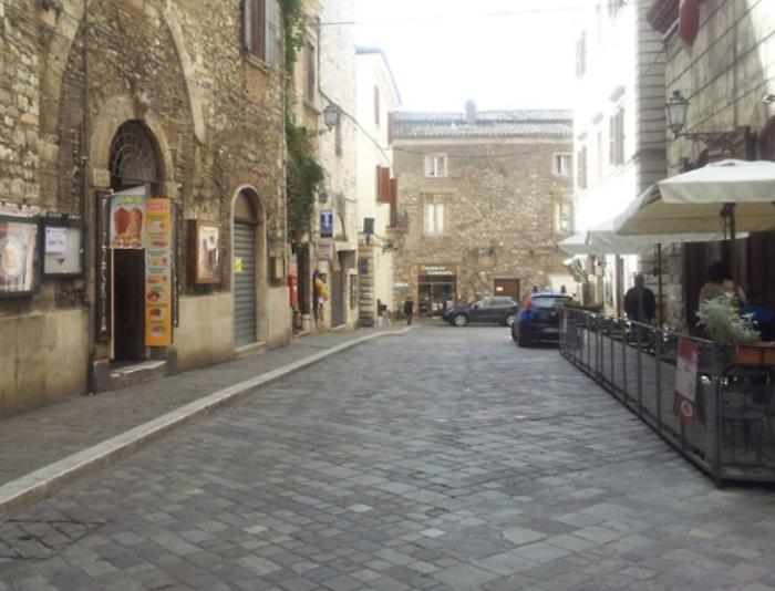 Narni, via Garibaldi torna a doppio senza di marcia. Ecco cosa cambia per la viabilità in centro