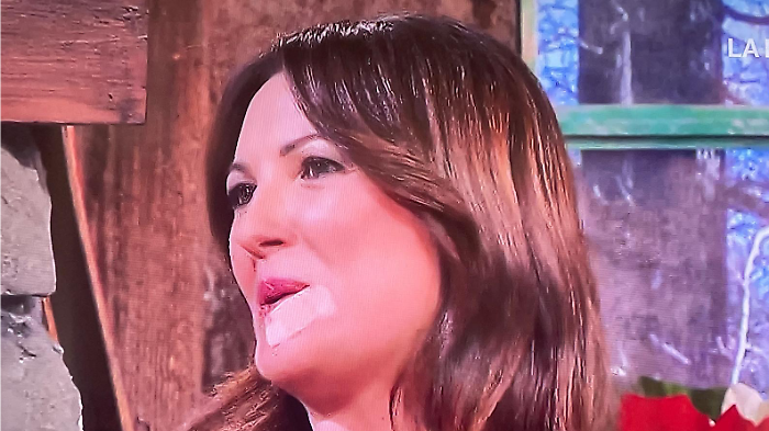 E' sempre mezzogiorno oggi in tv su Rai 1 con Antonella Clerici, venerdì 7 febbraio: è torna dopo l'incidente Giovanna Civitillo con un cerotto