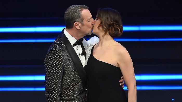 Amadeus e la moglie Giovanna Civitillo ospiti a C'è Posta per Te, sabato 8 febbraio: dalla loro storia d'amore, all'ex moglie Marisa Di Martino