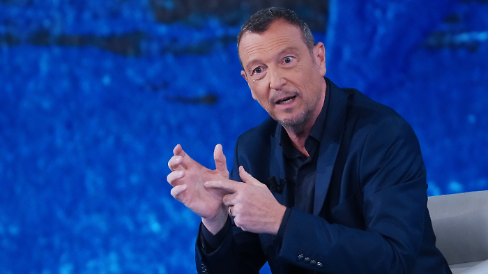 Amadeus ospite stasera in tv su Canale 5 a C'è Posta per Te, sabato 8 febbraio: scopri perchè il conduttore ha lasciato la Rai per andare al Nove