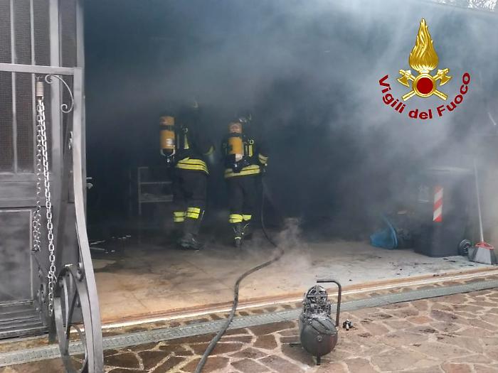 Narni, fiamme distruggono garage, paura per la presenza di due bombole gpl