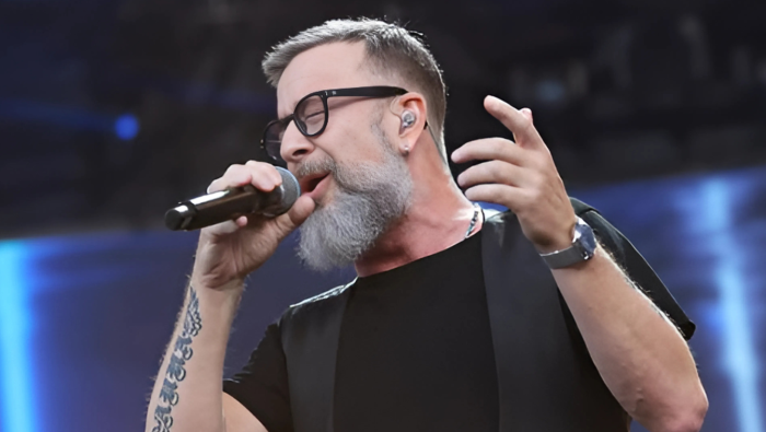 Marco Masini stasera in tv a Ora omai più, sabato 8 febbraio su Rai 1: ecco a chi dedicò Bella stronza quando uscì nel 1995