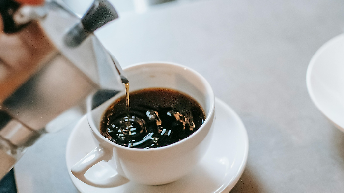 Inchiesta sul caffè a Report, parla l'esperto: ecco gli errori comuni da non fare assolutamente con la moka e come conservare il macinato