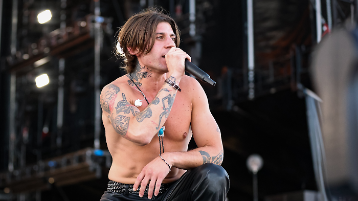 Rkomi in collegamento a La Volta Buona lunedì 10 gennaio su Rai 1 per parlare del Festival di Sanremo, ma poi esclama: "Posso salutare Manuela Arcuri?"