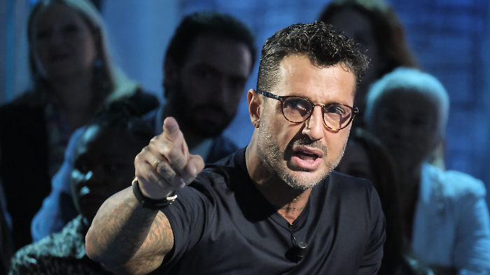 Fabrizio Corona torna stasera lunedì 10 febbraio, con la puntata di Falsissimo su Chiara Ferragni, ma cosa sappiamo di tutti i suoi guai giudiziari? 