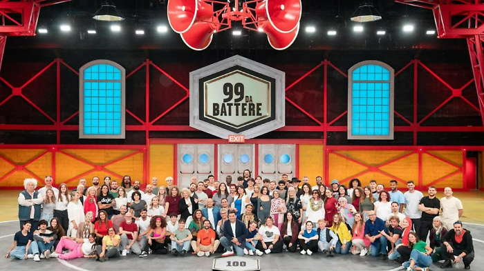 Debutta 99 da battere stasera in tv lunedì 10 febbraio su Rai 2. Il nuovo game show con Max Giusti: format, giochi e montepremi