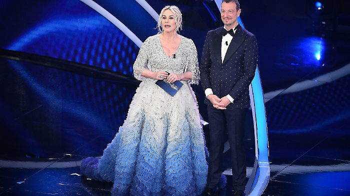 Cosa indosserà Antonella Clerici, stasera in tv martedì 11 febbraio al 75° Festival di Sanremo? Ecco tutti i vestiti scintillanti indossati dalla co-conduttrice