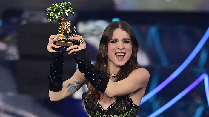 Ci sarà Angelina Mango al 75° Festival di Sanremo, stasera in tv martedì 11 febbraio su Rai 1? Ecco come sta la cantante e il consiglio del filosofo Heidegger 