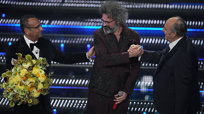 Standing ovation per Simone Cristicchi al Festival di Sanremo 2025, martedì 11 febbraio su Rai 1