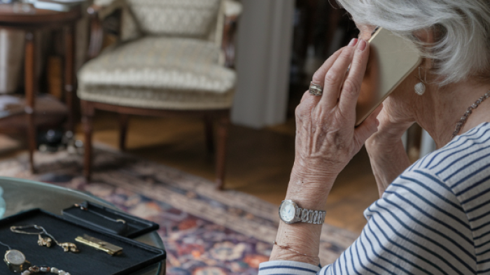 Finti carabinieri trovano quelli veri sotto casa dell'anziana che ha gi&agrave; preparato i gioielli sul tavolo: 3 arresti