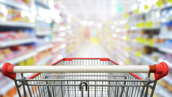 Guardia giurata donna cerca di calmare gli animi nella fila alla cassa del supermercato e viene aggredita