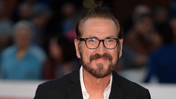 Marco Giallini ospite oggi in tv su Rai 1 giovedì 13 febbraio a La Volta Buona da Caterina Balivo: dalla carriera alla tragedia della moglie scomparsa a 40 anni