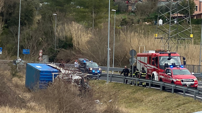 Incidente stradale a Nocera Umbra lungo la Flaminia: camion finisce fuori strada e si ribalta