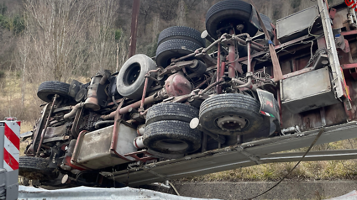 Incidente lungo la Flaminia, il conducente in ospedale per accertamenti