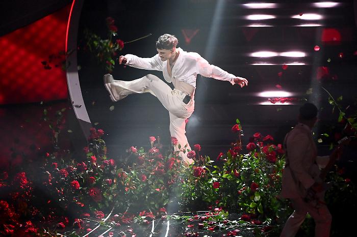 Sanremo 2025, tutto sui fiori del Festival: quanti sono i bouquet, come vengono composti e quanto costano