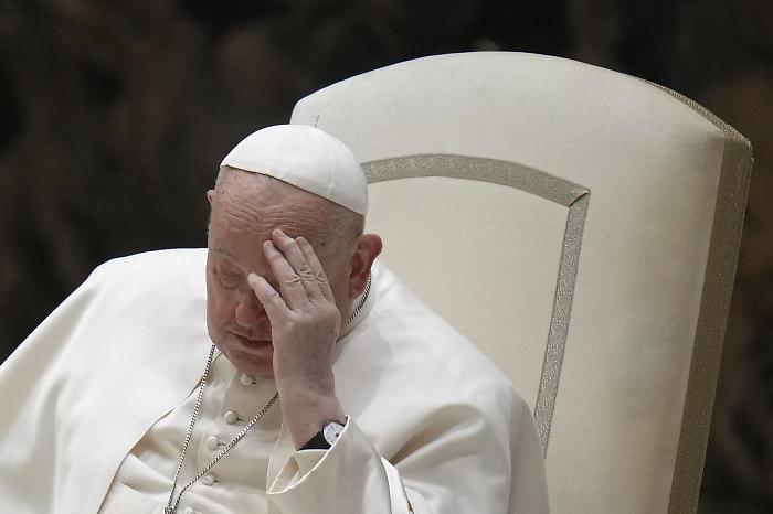 Papa Francesco ricoverato al Gemelli: "Normali accertamenti, proseguirà cure per bronchite"
