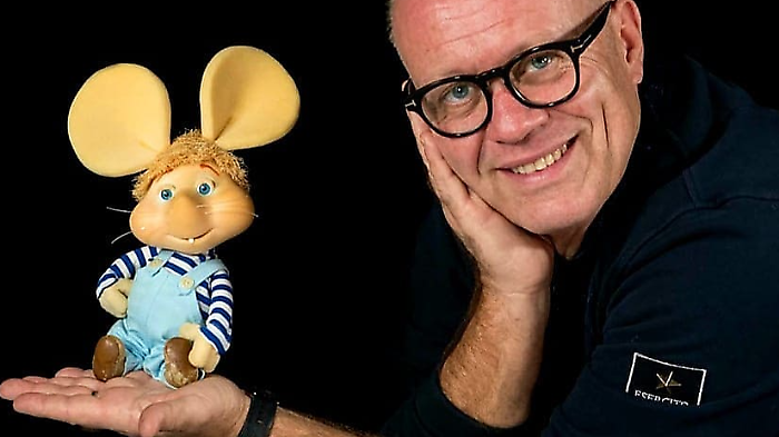 Chi è Leo Valli, la voce di Topo Gigio che canterà insieme a Lucio Corsi: dal battesimo artistico con Raffaella Carrà all'esordio a Sanremo