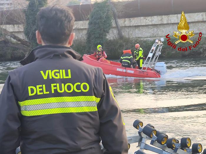 Terni, ricerche di una donna nel fiume Nera, vigili del fuoco in azione con mezzi speciali