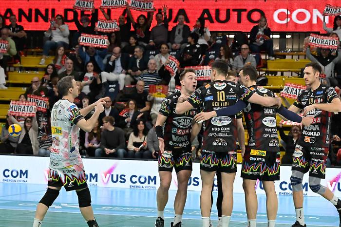 La Sir piega Milano in 4 set e ricaccia Trento a 3 punti