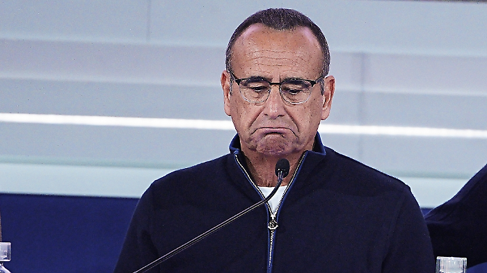 Carlo Conti, boom di commenti negativi sui social per la sua conduzione super veloce: "Fallo per l’Italia intera, l’anno prossimo resta a casa!"