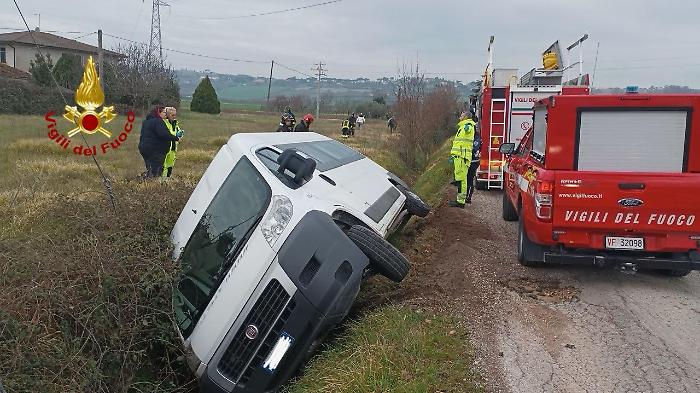 Pulmino con a bordo 5 persone esce di strada e si ribalta nel canale di scolo