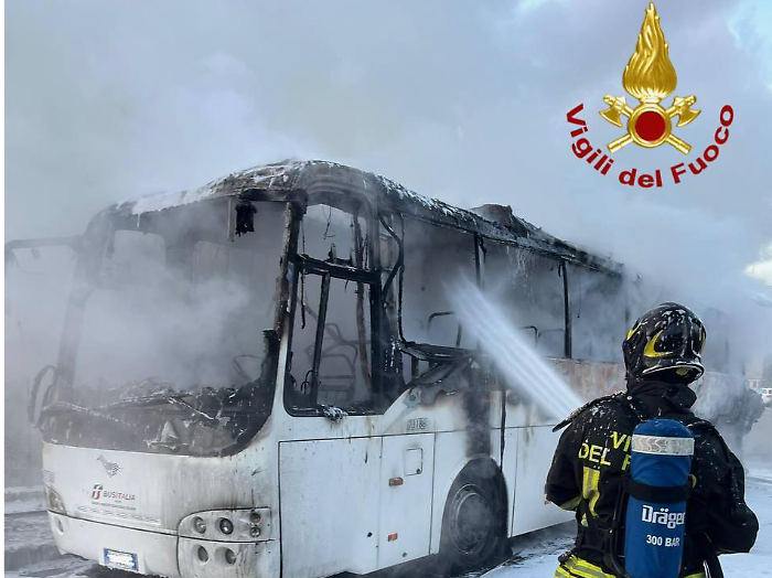 Autobus in fiamme nella zona di Fontignano: studenti in salvo, indagini in corso