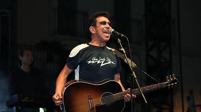 Edoardo Bennato - Sono solo canzonette stasera in tv mercoledì 19 febbraio su Rai 1: ospiti e anticipazioni del docufilm