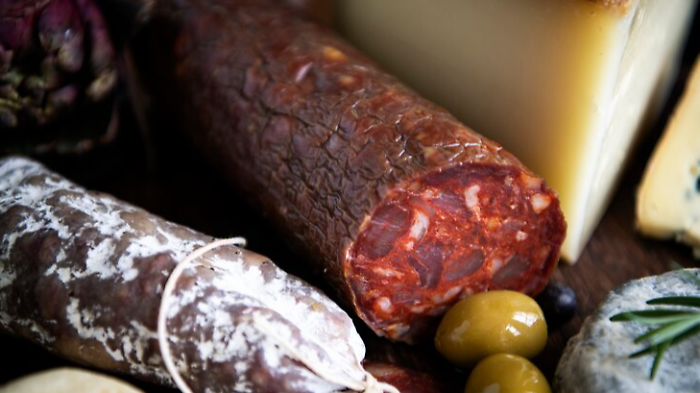 Muore dopo aver mangiato un salume con listeria: ecco i consigli degli esperti per evitare il batterio