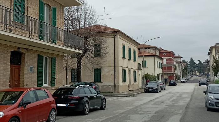 Parla al telefono con l'amica e intanto le svaligiano casa