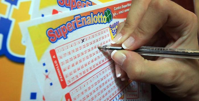 Superenalotto, centra un 5+1 e vince mezzo milione di euro a Mirano: entro quando riscuotere le vincite