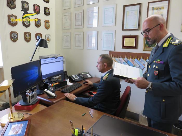 False fatture per oltre 76 milioni di euro nel commercio dell'oro: denunciate 12 persone