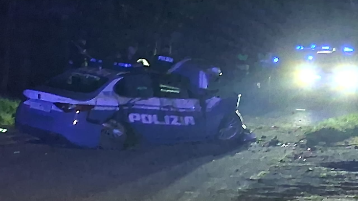 L'auto della polizia dopo l'incidente