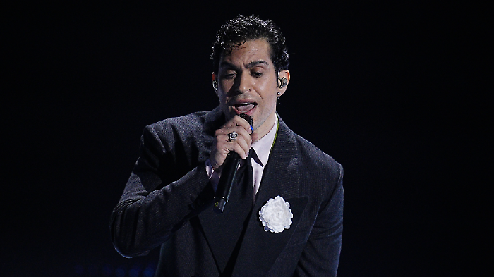 Mahmood ospite stasera in tv a C'è posta per te, sabato 22 febbraio: dal successo con Sanremo al rapporto con i genitori