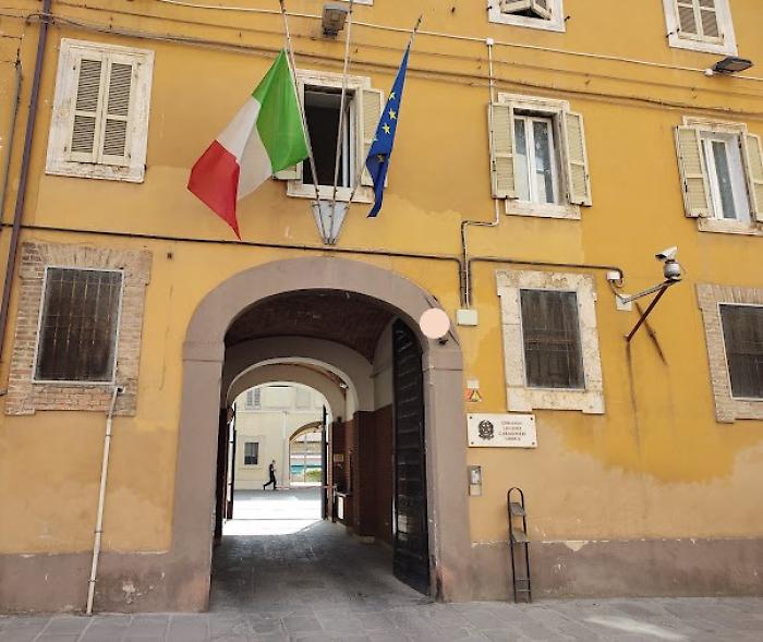 Vittima di aggressioni da parte del fidanzato, scappa e si rifugia nella caserma dei carabinieri. Arrestato un 24enne