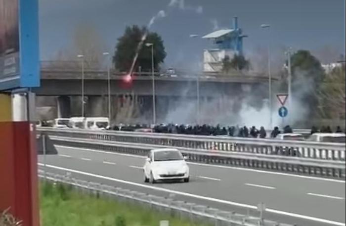 Scontri tra i tifosi del Perugia e della Lucchese. Maxi rissa e lancio di fumogeni sull'A12 in mezzo alle auto