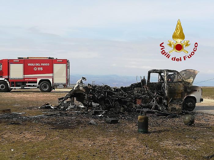 Gualdo Tadino, camper va a fuoco e viene divorato dalle fiamme: ustionati i passeggeri