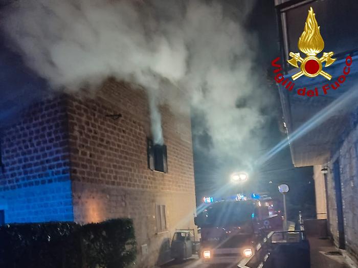 Orvieto, scoppia incendio nel ripostiglio, paura nella notte nella palazzina: 6 persone evacuate