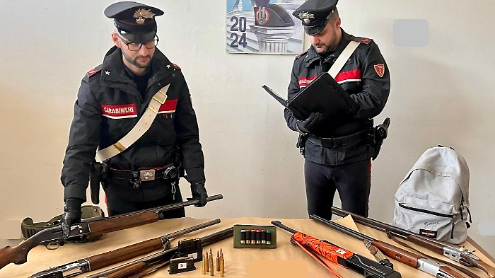 Estorce denaro al suocero per restituire dieci fucili
