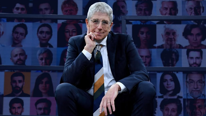 Fuori dal Coro stasera 29 marzo: il video dell'orrore a scuola e il business dei grilli