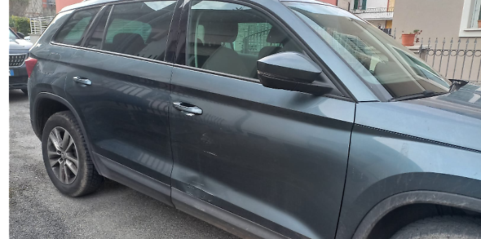 tampona auto terni fugge
