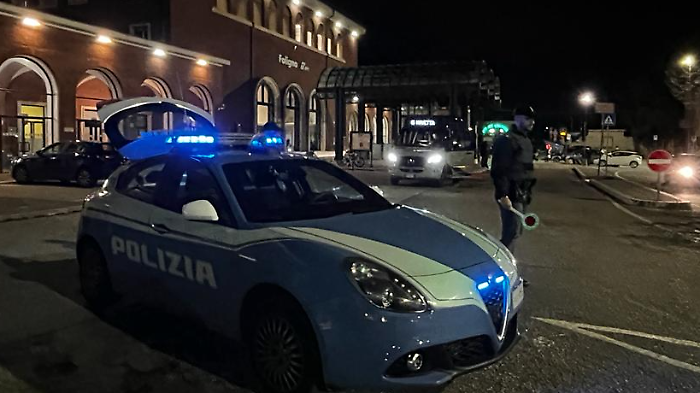 Sorpresi in auto con merce rubata: denunciati una donna e due uomini