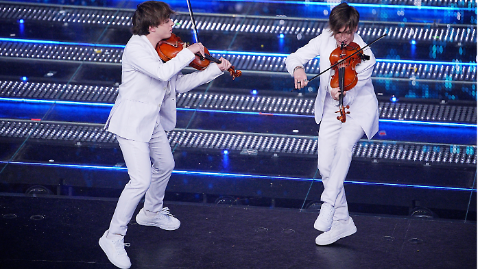 Twins Violins ospiti da Caterina Balivo su Rai 1 venerdì 28 febbraio: dall'incontro con Chris Martin dei Coldplay al successo con Sanremo