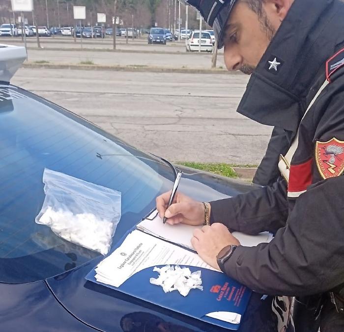 Terni, turista sorpreso con crack e cocaina nell'auto a noleggio: arrestato dai Carabinieri