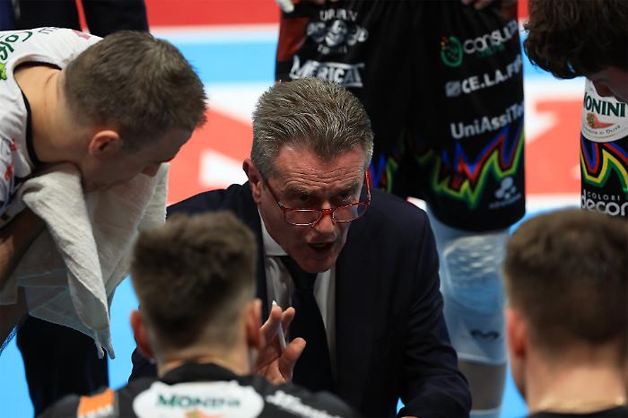 Sir, palla dentro o fuori? Un tifoso convince Lorenzetti a chiamare il challenge, ci azzecca e il coach ringrazia: il video